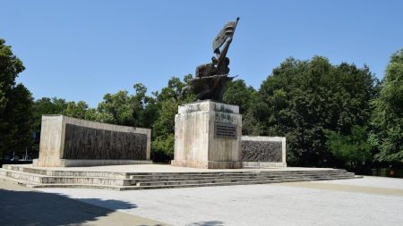 MONUMENTUL INDEPENDENȚEI DIN PARCUL MUNICIPAL