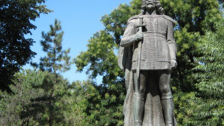 STATUIA ,,MIRCEA CEL BĂTRÂN”